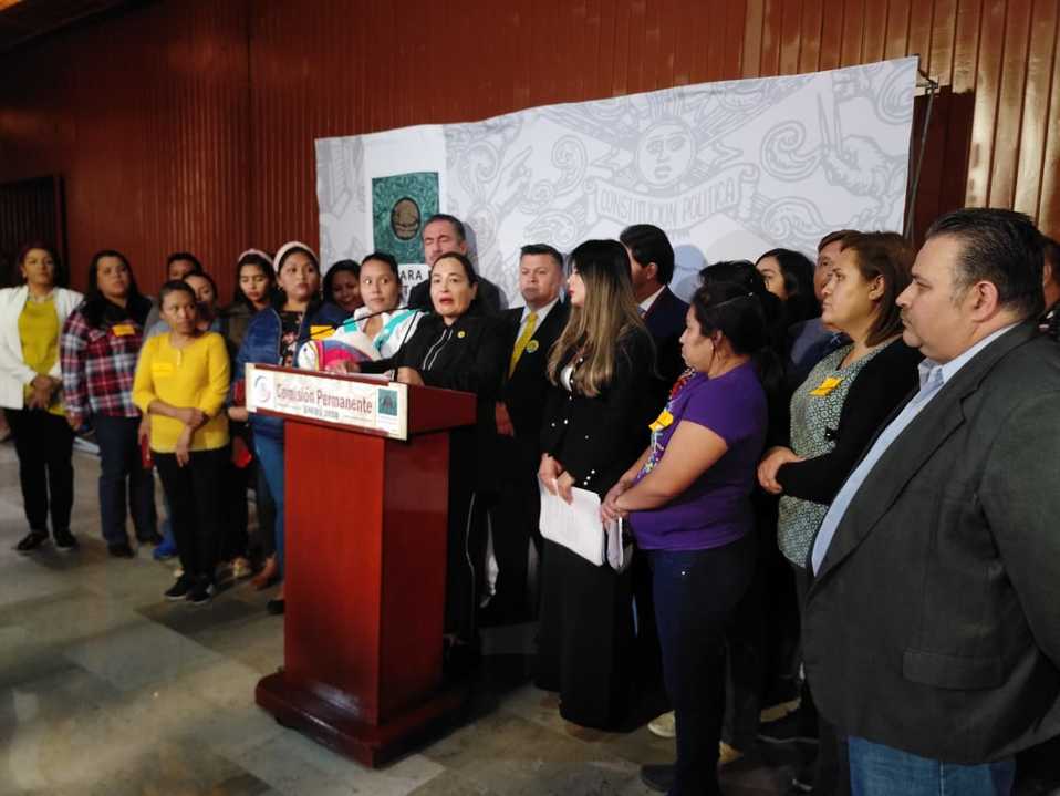 La diputada Verónica Juárez en compañía de las mamás de los menores (@senadisexprd)