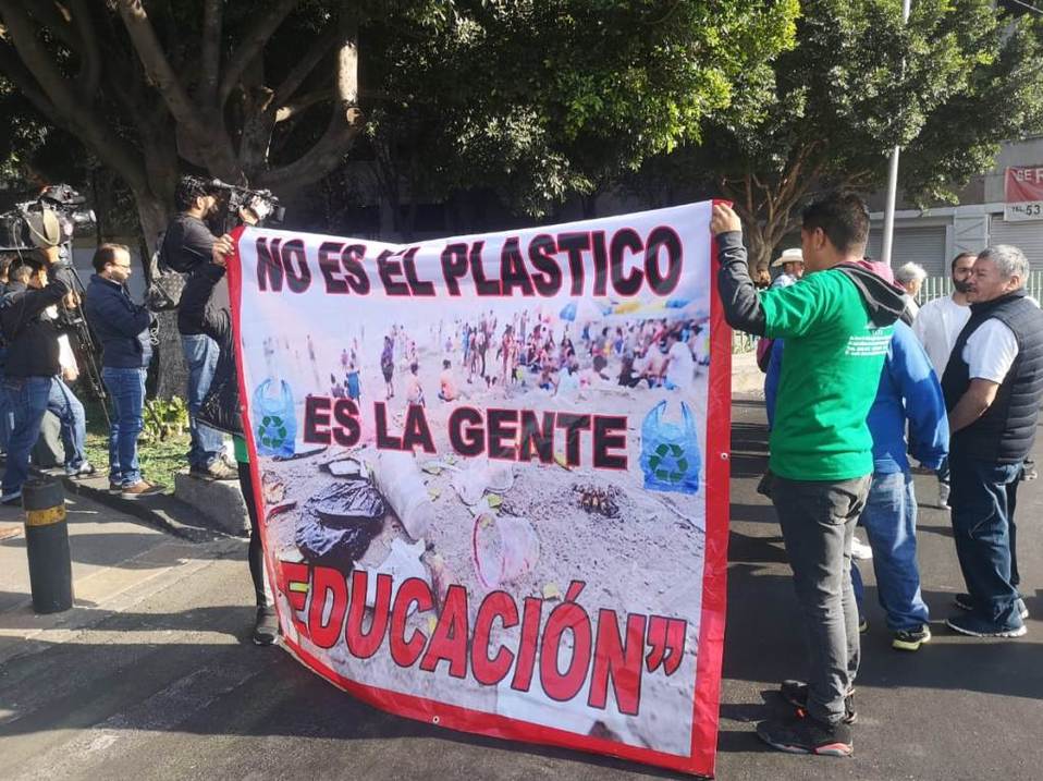Fabricantes y distribuidos de bolsas de plástico protestan frente a la Sedema, en CdMx. | César Velázquez