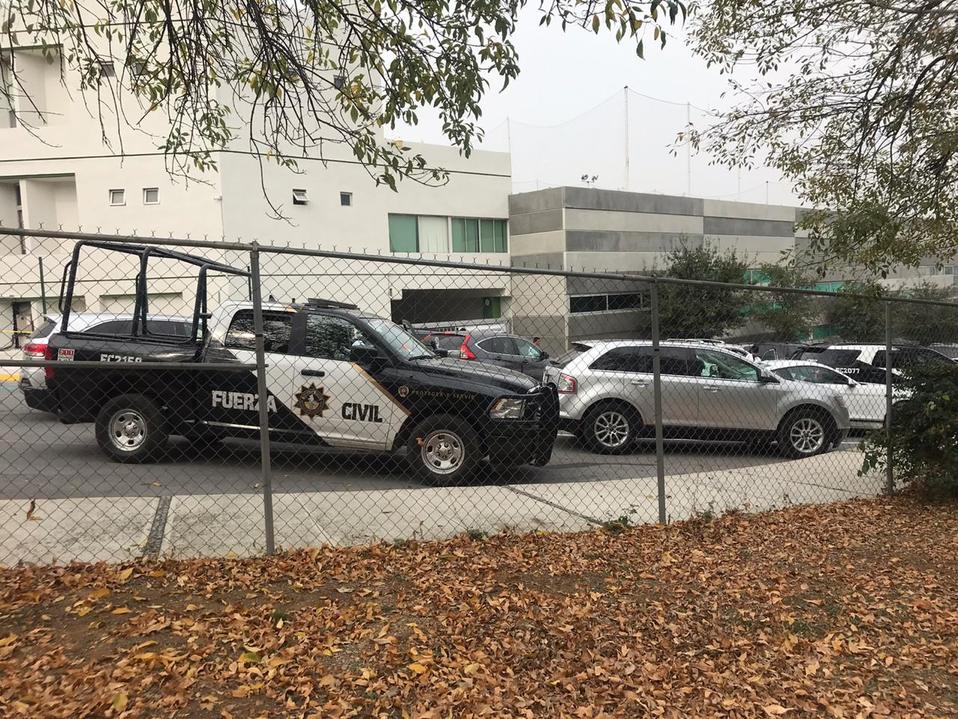 Fuerza Civil  desplegó una movilización policiaca en el Colegio San Patricio. (Foto: Pamela Villanueva)