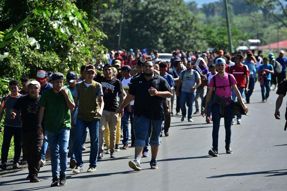 Un nuevo grupo de migrantes marcha desde San Pedro Sula, Honduras, rumbo a México (AFP)