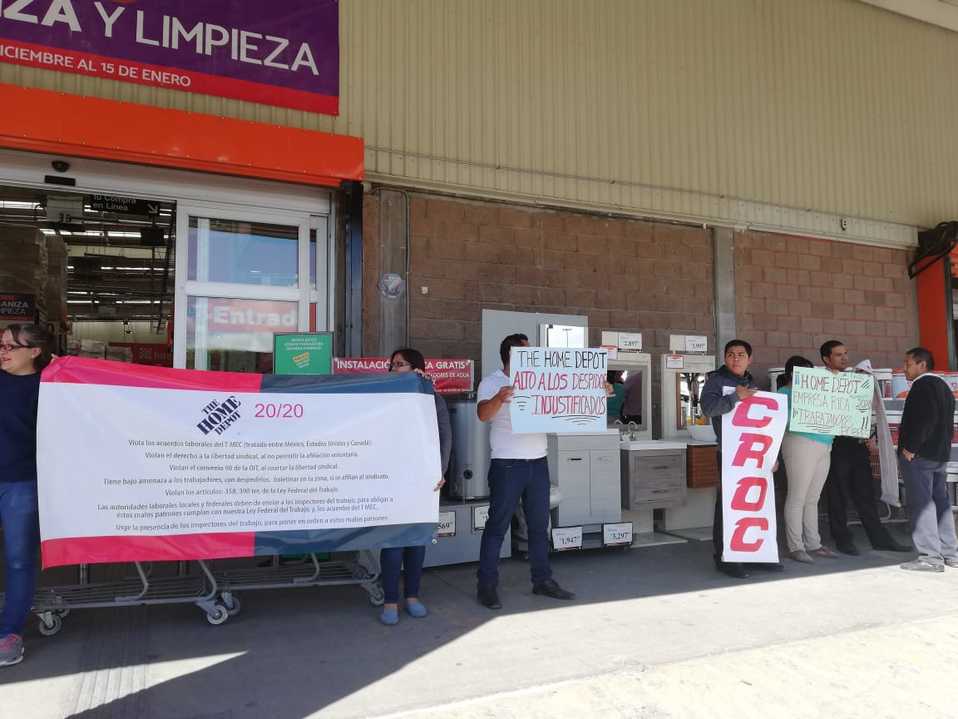 Integrantes de la CROC mantienen bloqueadoel ingreso a The Home Depot de Vía Atlixcáyotl. (Verónica López)