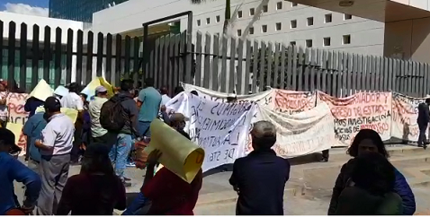 Los diputados fueron encerrados por los manifestantes. (Óscar Rodríguez)