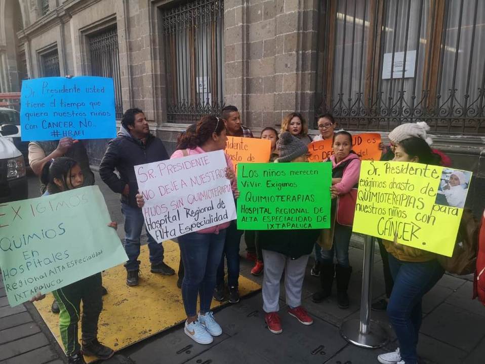 Mamás de niños con cáncer protestan frente al Palacio Nacional, en CdMx. | César Velázquez