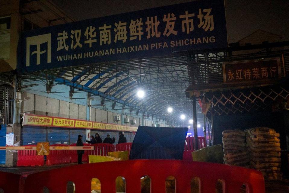 El mercado de mariscos de Wuhan sigue cerrado desde el 1 de enero por el brote del virus. (AFP)