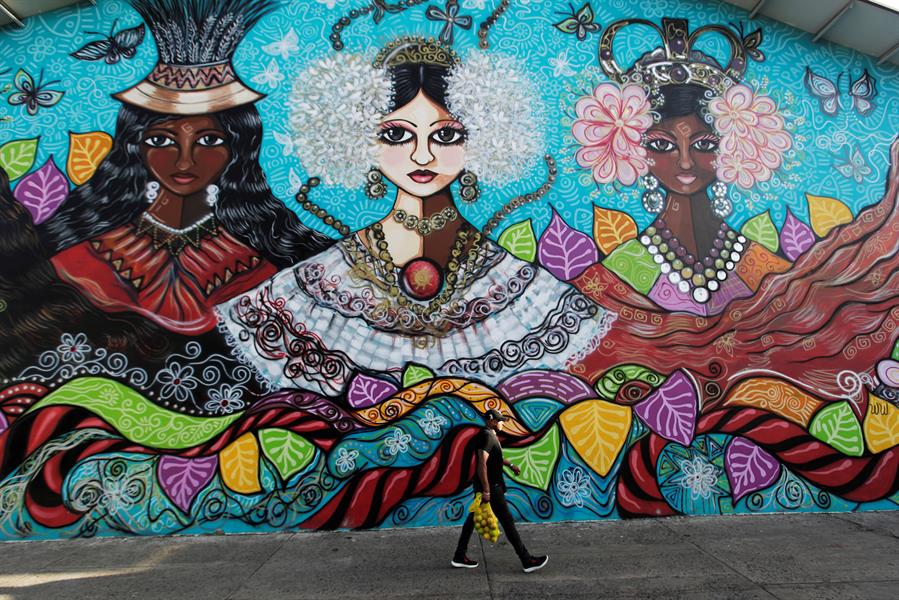 Estos murales porque cuentan una historia y han ayudado que no se vea al artista del grafiti como un terrorista urbano. (EFE)