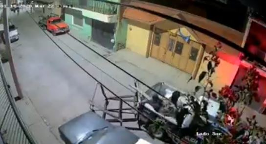 Dos policía municipales de León resultaron lesionados tras caer de una patrulla durante una persecución. Foto: Captura redes sociales.