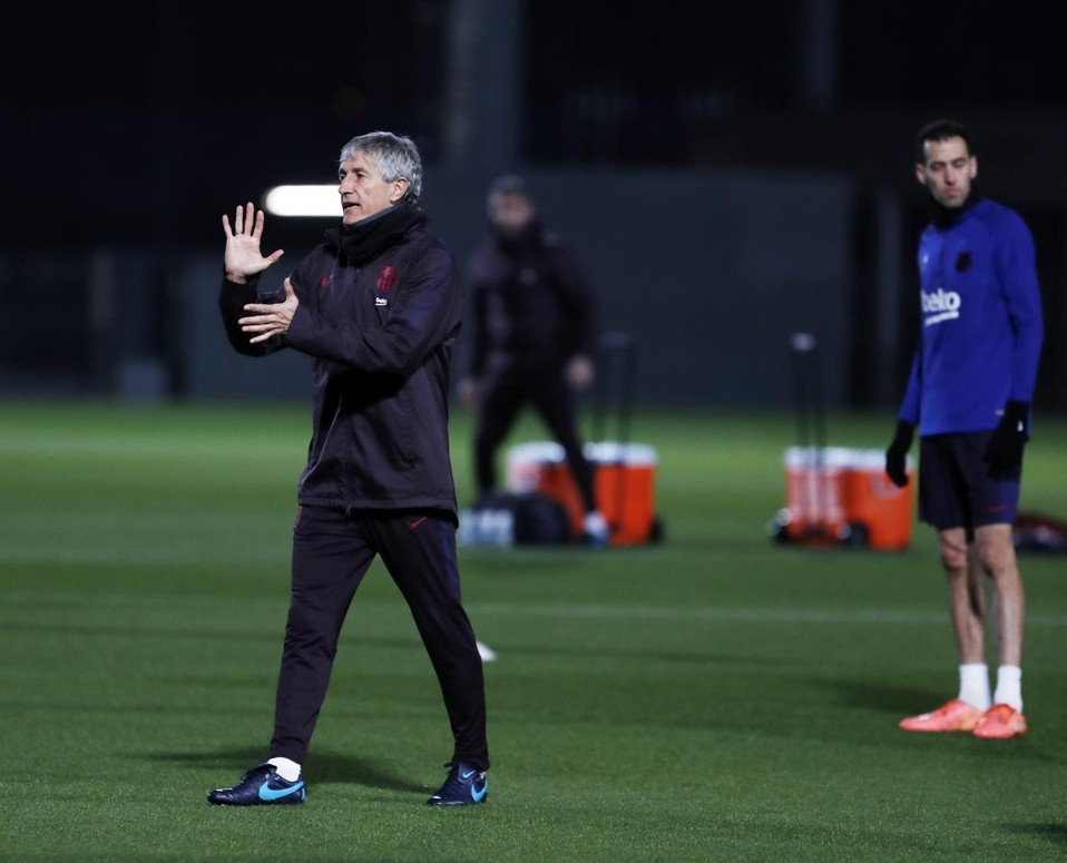 Quique Setién dirigiendo un entrenamiento del Barcelona (FC Barcelona)