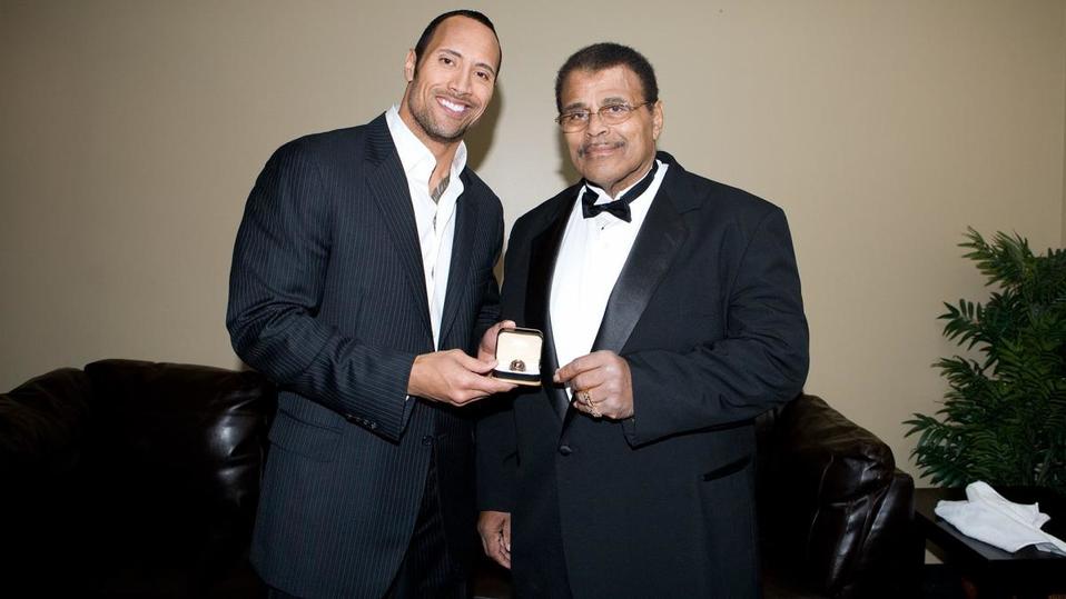 Rocky y Dwayne Johnson en la ceremonia del Salón de la Fama (WWE)