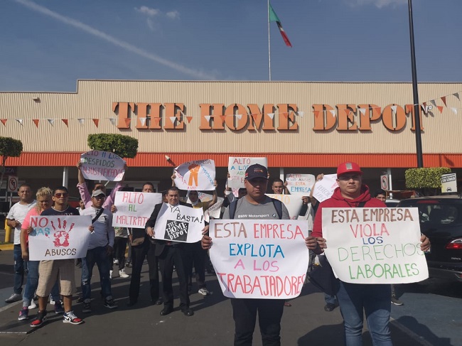 Trajadores de The Home Depot protestan en la sucursal ubicada en Av. del Taller. Foto: Cristina Ochoa