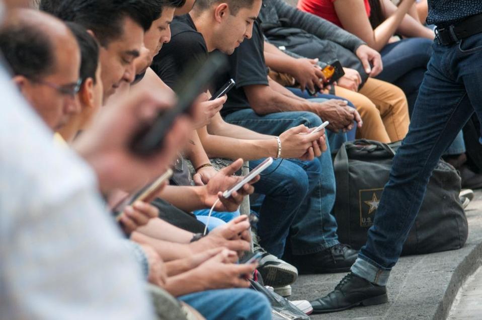 Usuarios de apps y redes sociales (Cuartoscuro)