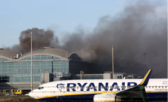 El aeropuerto de Alicante, España seguirá cerrado por un incendio. (EFE)