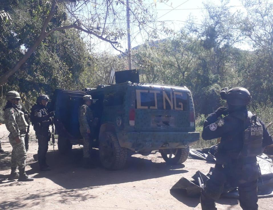 En el lugar se hallaron cartuchos, un cuerpo y camionetas calcinadas. (Rogelio Agustín Esteban)