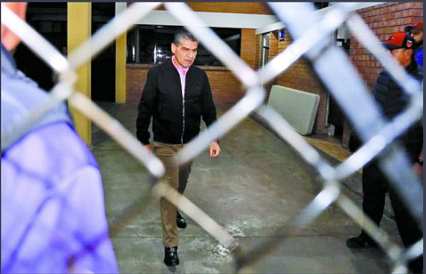 El mandatario estatal, ayer a su salida del encuentro con los tutores. Especial