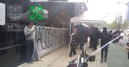 Los manifestantes se congregaron frente a las instalaciones de la Secretaría desde temprano. (Twitter: @OVIALCDMX)