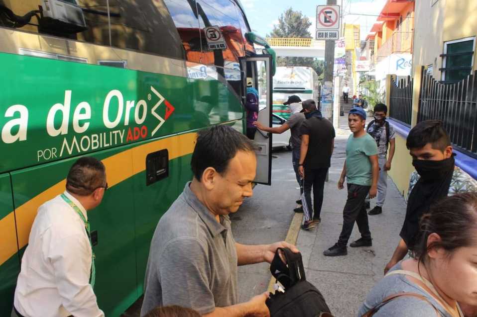 Los pasajeros tomaron sus maletas y descendieron del autobús. (Rogelio Agustín)
