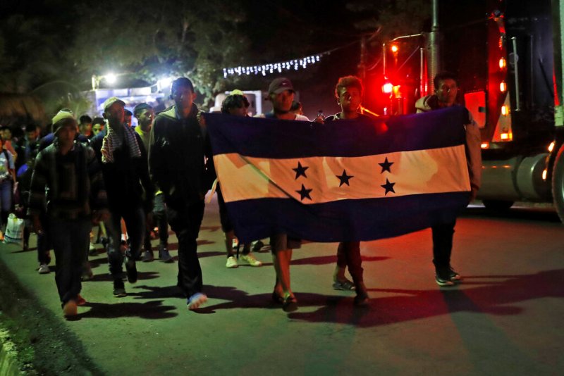 El presidente de Guatemala confirma que dejará pasar a México a la caravana. (AP)