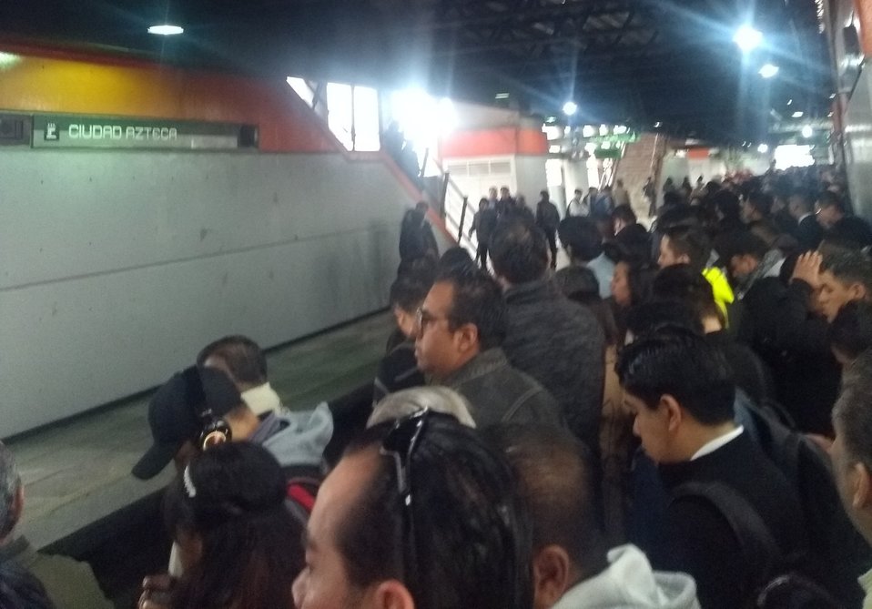 Usuarios de la Línea B reportan retrasos de hasta 1 hora . | Twitter JE_Garcia_Corde