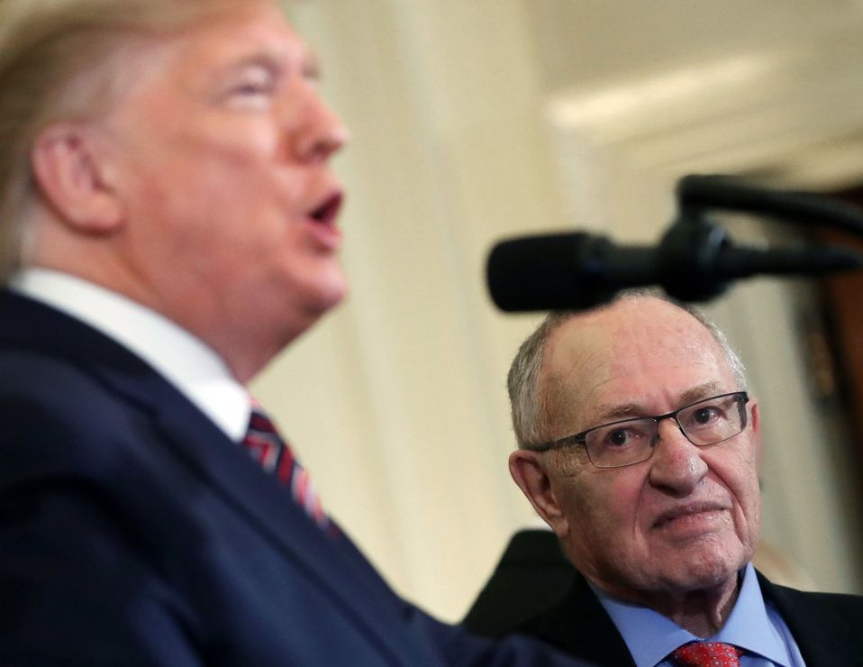 Alan Dershowitz, el abogado de las estrellas, escucha al presidente Trump, en 2019. (AFP)