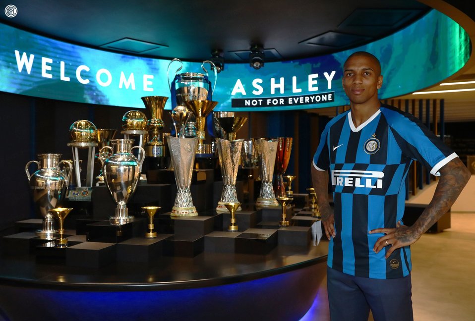Ashley Young posa con los trofeos y playera del Inter de Milán (Twitter @Inter_es)
