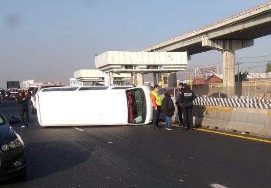 La camioneta se accidentó en el kilómetro 30 de la autopista México-Puebla. | Jorge Becerril