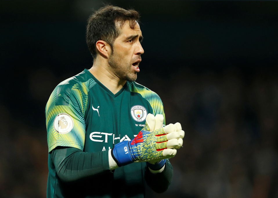 Claudio Bravo podría llegar a Monterrey (Reuters)