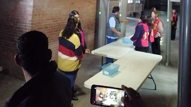 Entre detectores de metal, regresan a clases en Colegio Cervantes de Torreón