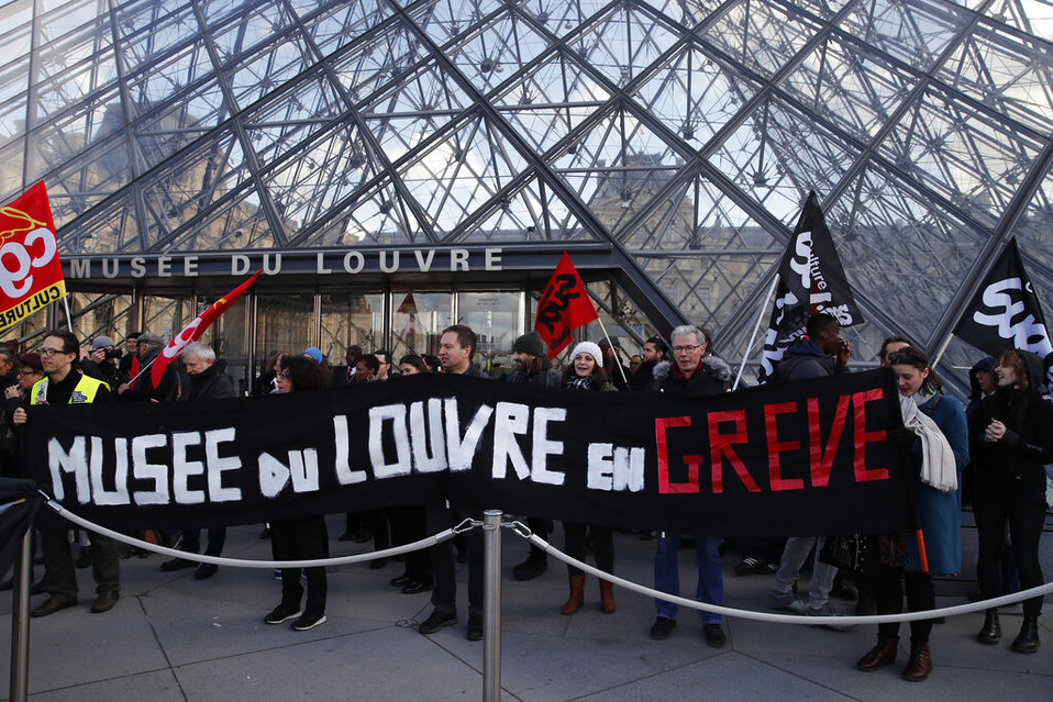 Los empleados del museo se unen a las manifestaciones con la pancarta "Museo de Louvre en huelga". (AP)