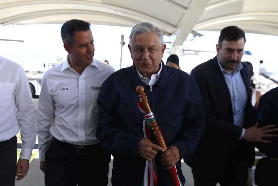 El gobernador de Oaxaca, Alejandro Murat y Andrés Manuel López Obrador. (Ariana Pérez)