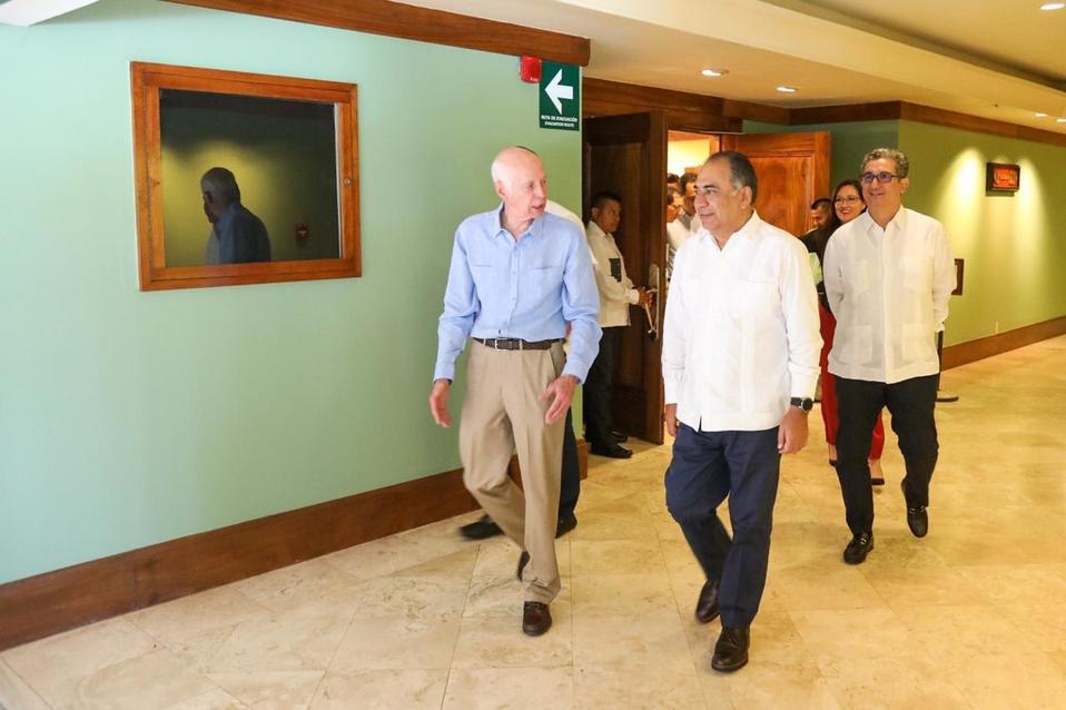 Héctor Astudillo Flores junto con el Presidente de la Asociación de Bancos de México, Luis Niño de Rivera. (Especial)