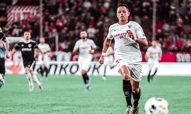 Javier Hernández durante un duelo con el Sevilla (Instagram @ch14_)