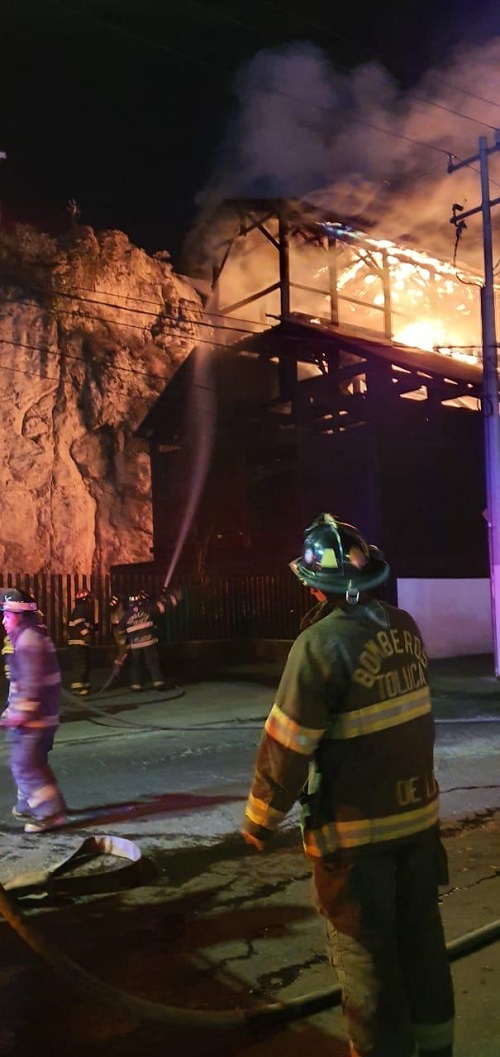Los bomberos están en el sitio. (Especial)