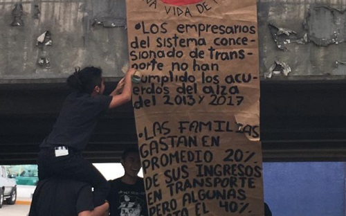 Los manifestantes colocaron afiches en puentes de la localidad. (Alicia Rivera)