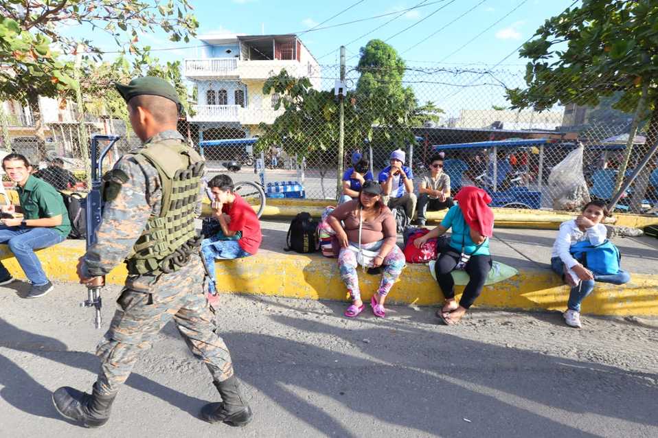 Migrantes hondureños llegan a puente fronterizo en Guatemala. (Héctor Téllez)