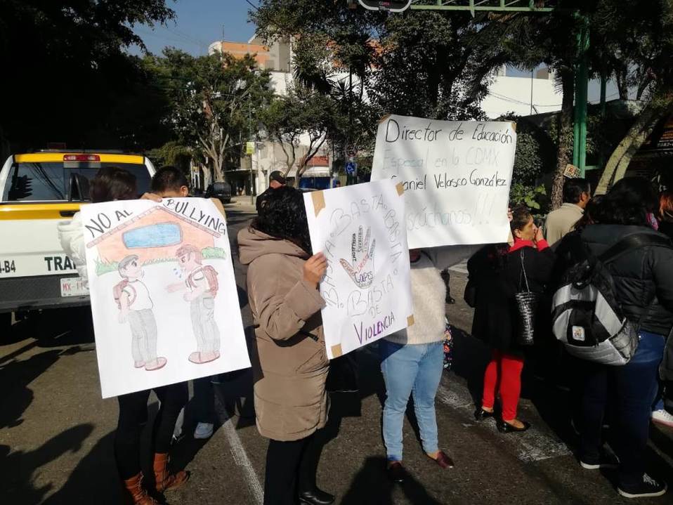 Los padres de familia cerraron el cruce de Gabriel Mancera y Luz Saviñon. |  Jorge Becerril