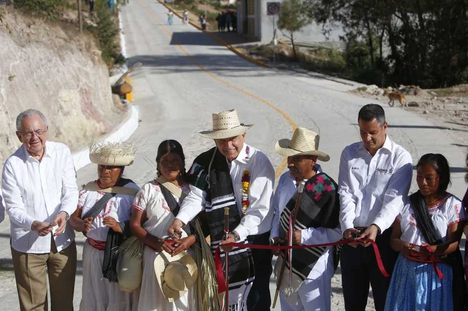El Presidente inauguró un camino rural en Oaxaca, donde se volvió a referir a la rifa del avión presidencial. (Ariana Pérez)