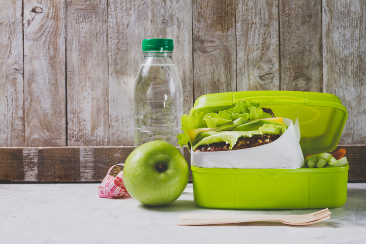 Una recomendación para el 'lunch' de los niños es incluir alimentos que contengan vitaminas A y C, además de consumir agua natural. (Cortesía PxHere)