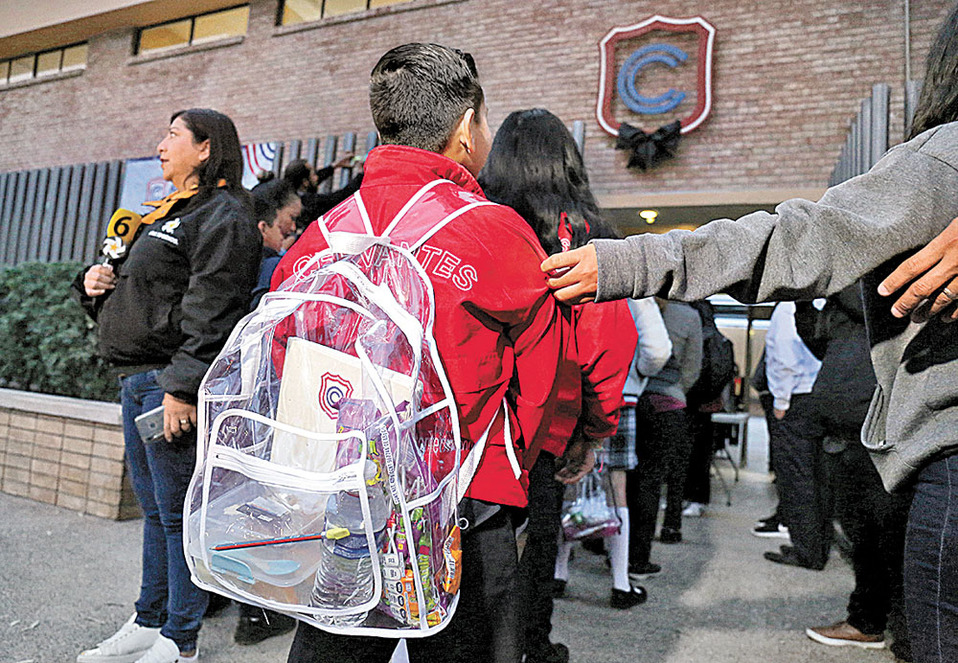 Alumnos llevaron mochilas transparentes, como lo pidió la escuela. (Mauricio Román)