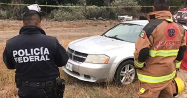 El auto deportivo Nissan quedó volcado cerca de la huerta ‘Los Compadres’. Foto: Especial