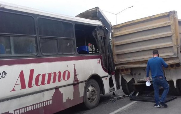 El conductor del camión de pasajeros no se percató de que el vehículo de carga se encontraba estacionado. Foto: Especial