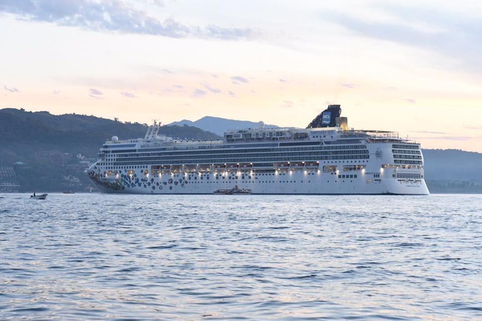 El  crucero Norwegian Gem se convierte en el tercero en visitar la Bahía de Zihuatanejo.