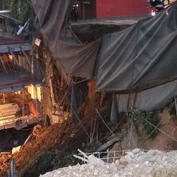 Deslave deja daños en estacionamiento en Cuajimalpa