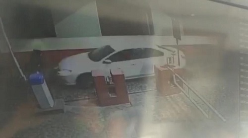 La fuga de los presuntos delincuentes se grabó en video. (Especial)