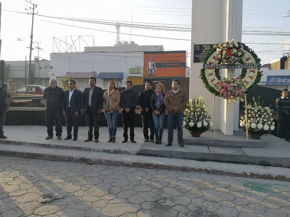 Guardia de honor de autoridades municipales en Tlahuelilpan. (Cortesía)