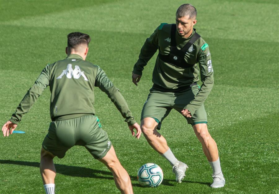 Guido Rodríguez entrena en el Benito Villamarín (EFE)