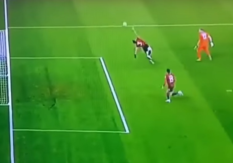 La impresionante atajada del defensa del Bournemouth; se va expulsado (Especial)