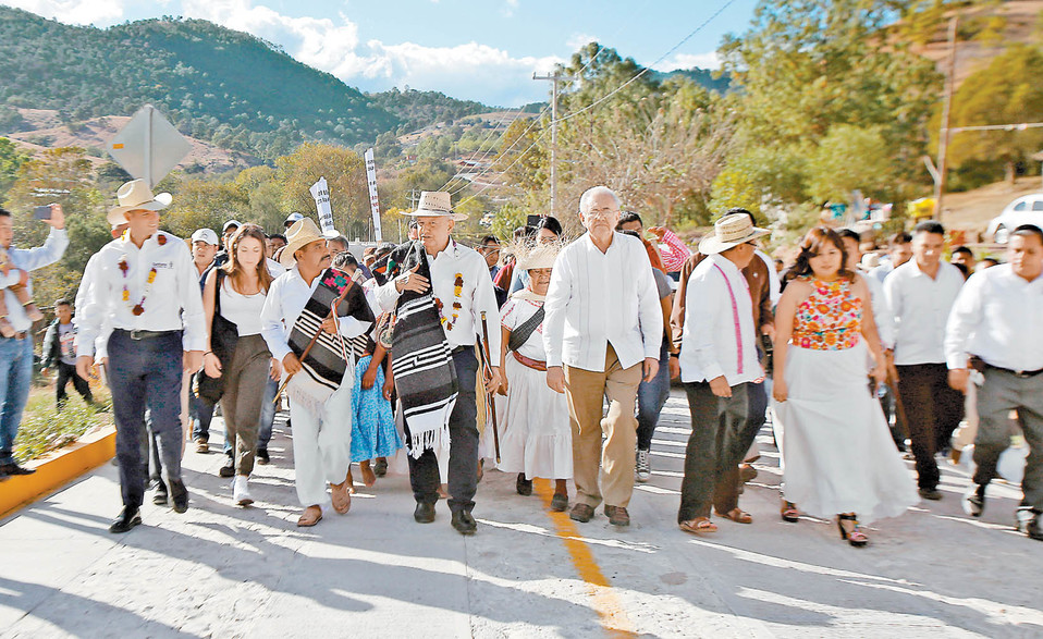 El Presidente y el secretario de Comunicaciones inauguraron un camino rural en Oaxaca. (Ariana Pérez)