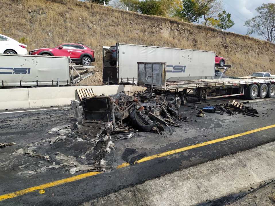 Tráiler se impacta contra un vehículo y deja cuatro lesionados (Cortesía)