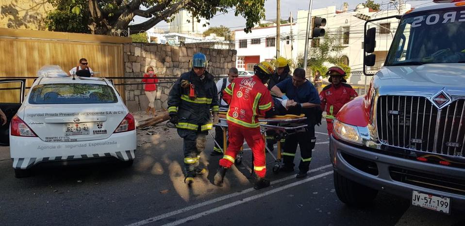 El accidente ocurrió en Arcos Vallarta. (Elsa Gutíerrez)