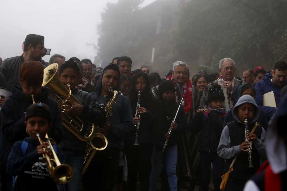 AMLO acompañado por niños tocando instrumentos musicales en la sierra Mixe. (Ariana Pérez)