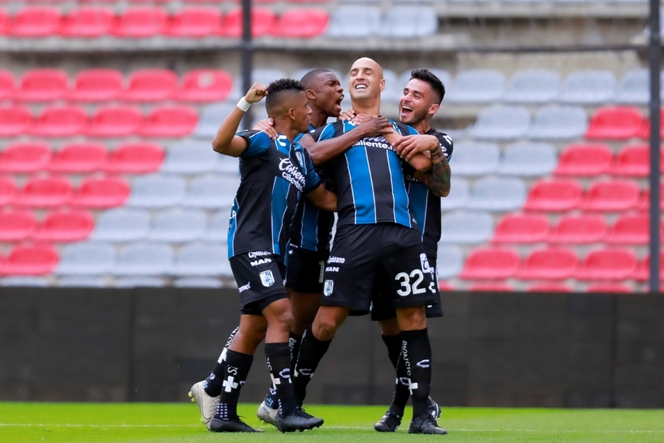 Ariel Nahuelpán celebra su gol con Gallos Blancos (Imago7)